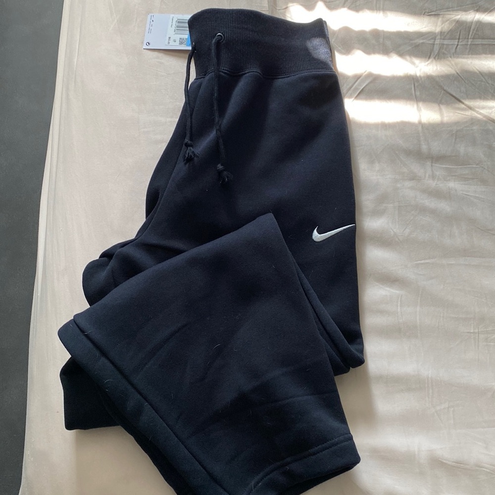 Women’s loose fit high rise joggers Nike never worn new with tags size M